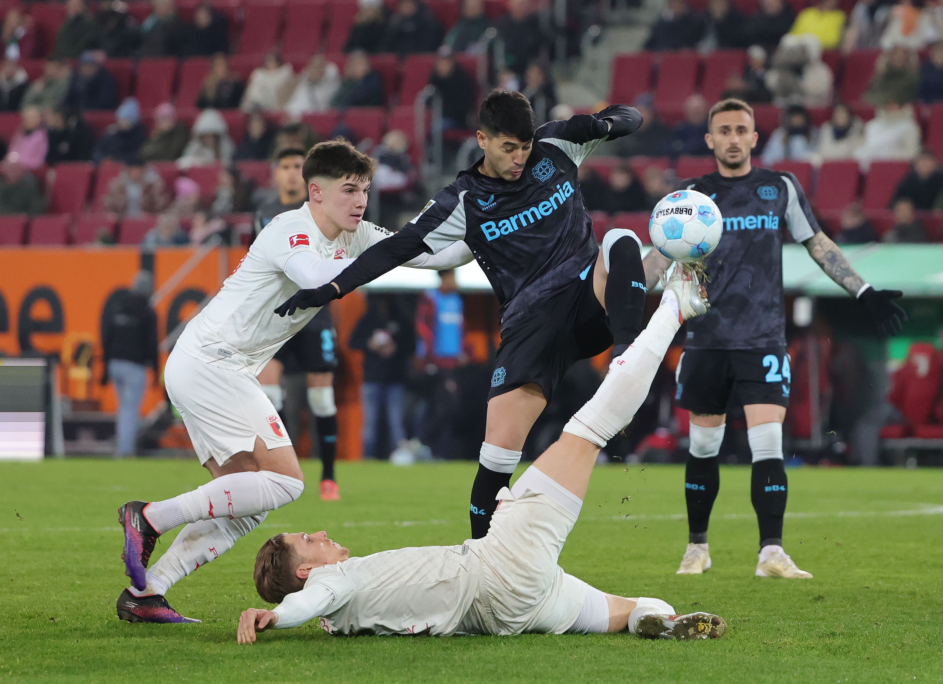 勒沃库森鏖战英格兰,皮克状态火热 勒沃库森鏖战英格兰,皮克状态火热