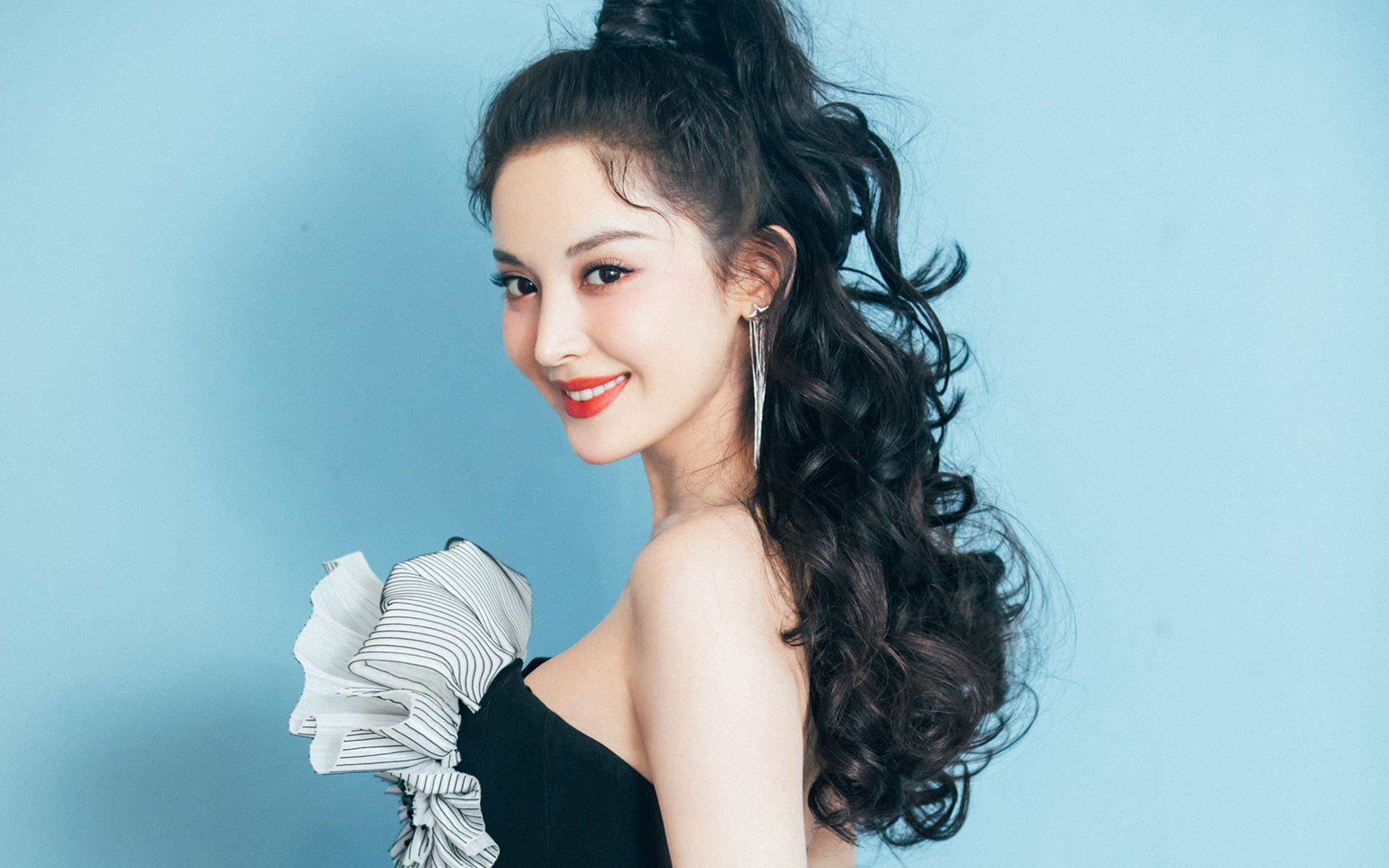 跨洋对决,当布鲁克林篮网遭遇天山雪豹,保罗在乌鲁木齐投出制胜一击